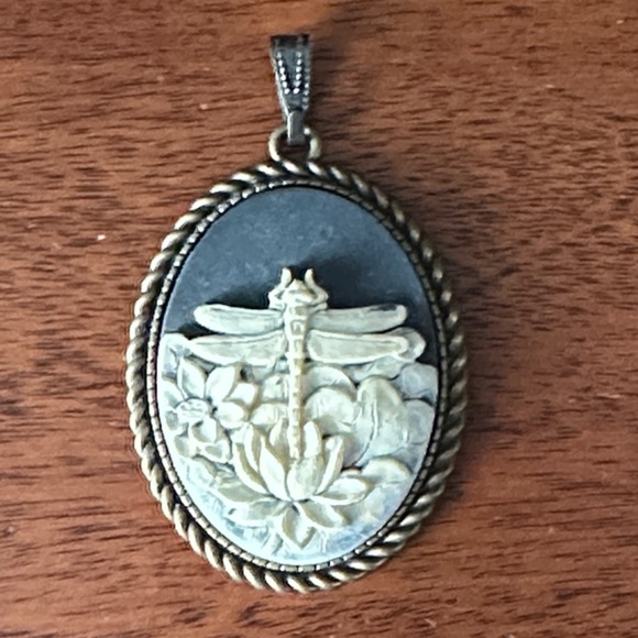 Elegant Dragonfly Cameo Necklace - Picture 1 of 5